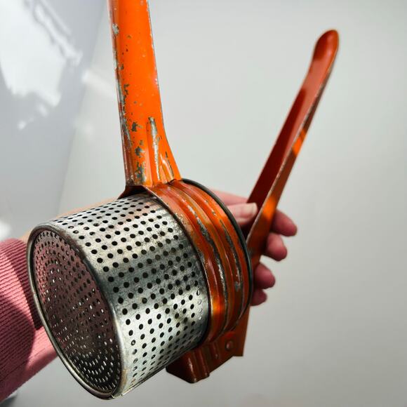 Potato Ricer Masher Strainer Kitchen Utensil Vintage Red Handled Metal Farmhouse - Picture 4 of 7